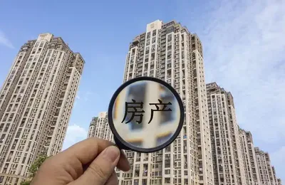 知名解说买房亏100万，新房居然掉墙皮，屋内爆瓷砖，谁有我惨？